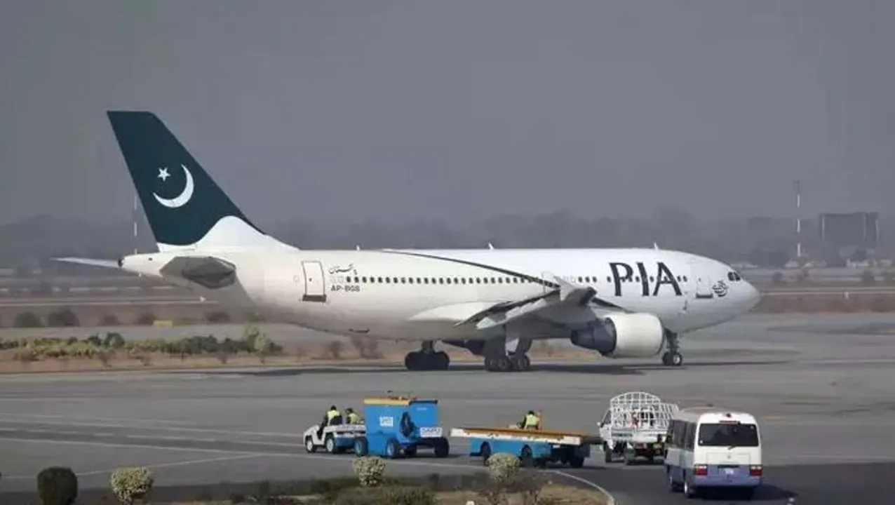  Pilot lands plane on wrong runway 
