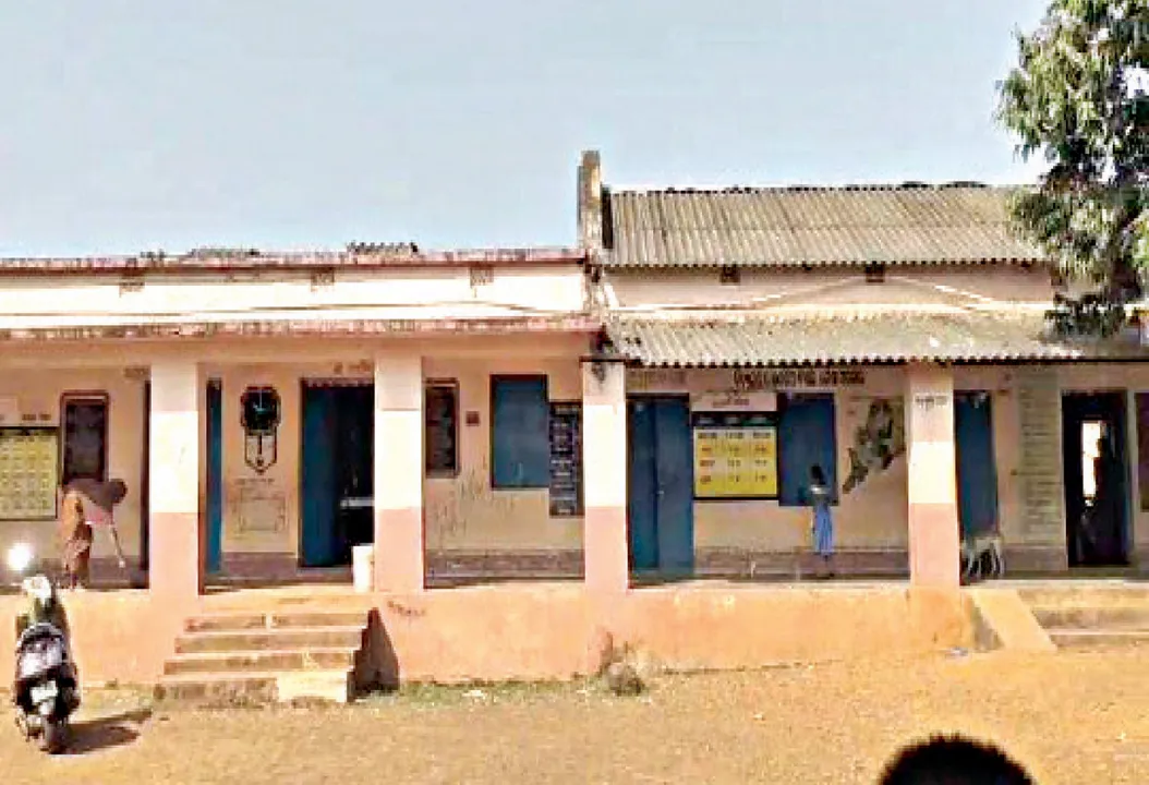  ମଧ୍ୟାହ୍ନ ଭୋଜନରେ ପୋକ: ଛାତରୁ ପାଣି ଗଳୁଛି, ଖେଳପଡ଼ିଆ ନାହିଁ