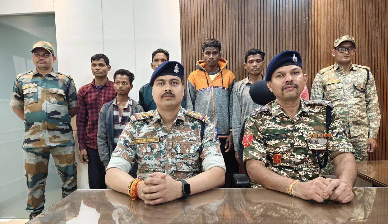   naxal surrender Photograph: (Sambad ) 