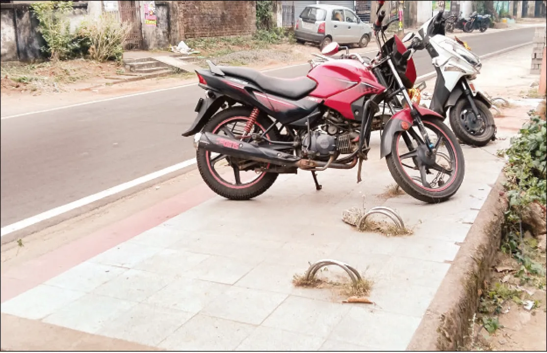 ରାସ୍ତାରୁ ଉଭାନ୍‌ ‘ମୋ ସାଇକେଲ୍‌’: ଅର୍ଦ୍ଧାଧିକ ଭାଙ୍ଗିଗଲାଣି