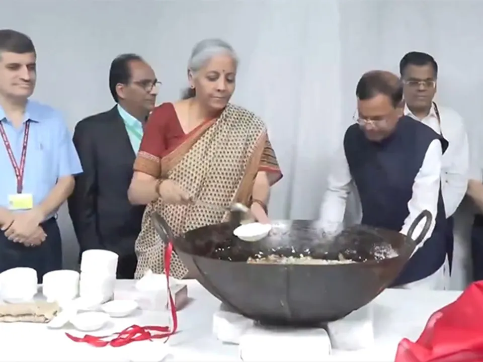  ହାଲୁଆ ବାଣ୍ଟିଲେ ଅର୍ଥମନ୍ତ୍ରୀ ନିର୍ମଳା ସୀତାରମଣ