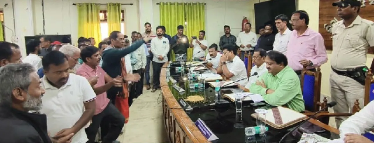  କଟ୍‌ନିଛଟ୍‌ନିକୁ ନେଇ ଭଦ୍ରକ ଜିଲ୍ଲା ପରିଷଦ ବୈଠକରେ ହଙ୍ଗାମା: ଆଲୋଚନା କକ୍ଷକୁ ପଶିଲେ ଚାଷୀ