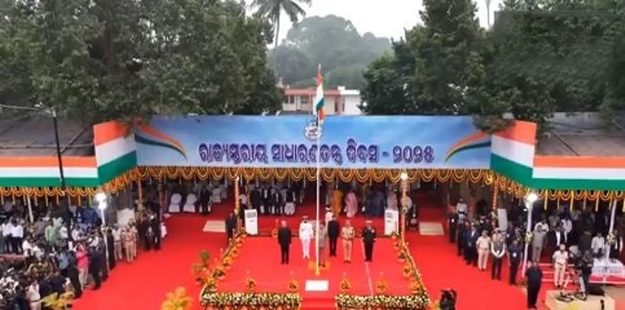  Governor hoisted the national flag on Gandhi Marg Photograph: (sambad.in) 