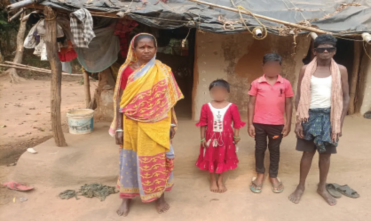  ଦାରିଦ୍ର୍ୟ କଷଣ: ହଜାରେ ଟଙ୍କା ପାଇଁ ବନ୍ଧାପଡ଼ିଛି ପରିଚୟ