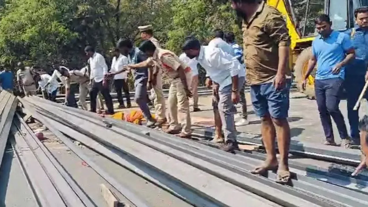  ଅଟୋ ଉପରେ ପଡ଼ିଲା ଲରିରେ ଯାଉଥିବା ଲୁହା ଧାରଣା, ୭ ମୃତ