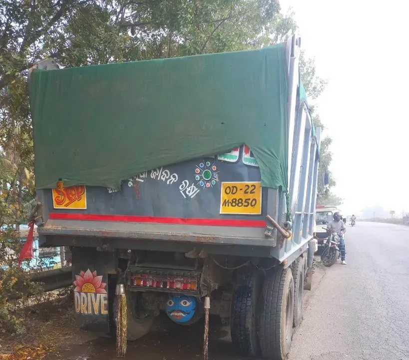  ସୋର ବସଷ୍ଟାଣ୍ଡ ନିକଟରୁ ପୁଣି ବାଲି ବୋଝେଇ ଡମ୍ଫର ଜବତ