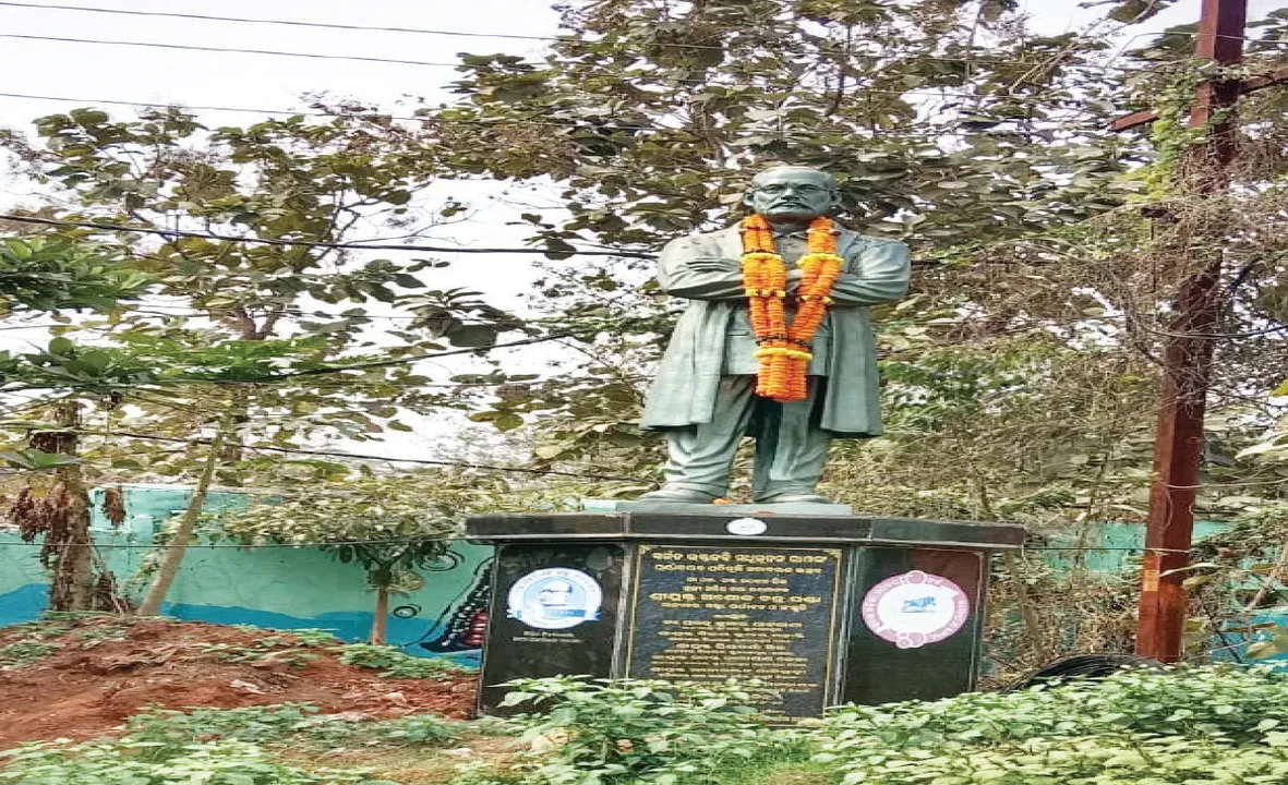  ଅବହେଳିତ ଅବସ୍ଥାରେ ଭକ୍ତକବିଙ୍କ ପ୍ରତିମୂର୍ତ୍ତି