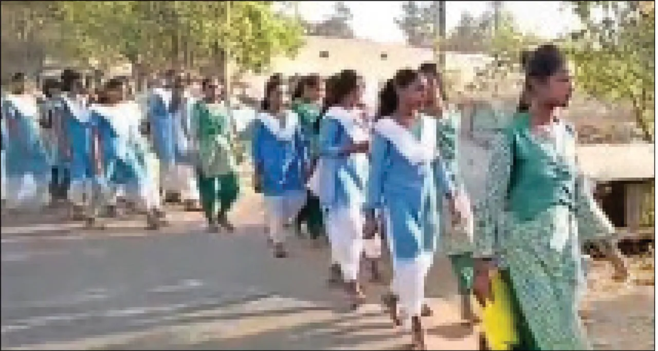  ଅସମ୍ଭାଳ ହେଲା ଭୋକ: ୧୦କିମି ଚାଲିଲେ ୫୦ ଛାତ୍ରୀ, ବ୍ୟବହାର ହେଉନି କଲେଜ ପାଠାଗାର