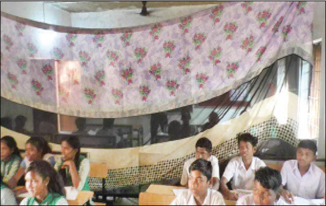  ପଣ୍ଡରୀଜୋର ସ୍କୁଲ୍‌ରେ ଅଭାବନୀୟ ଚିତ୍ର: ଶାଢ଼ି ଟାଙ୍ଗି ପଢ଼ୁଛନ୍ତି ୨ଟି ଶ୍ରେଣୀର ବିଦ୍ୟାର୍ଥୀ