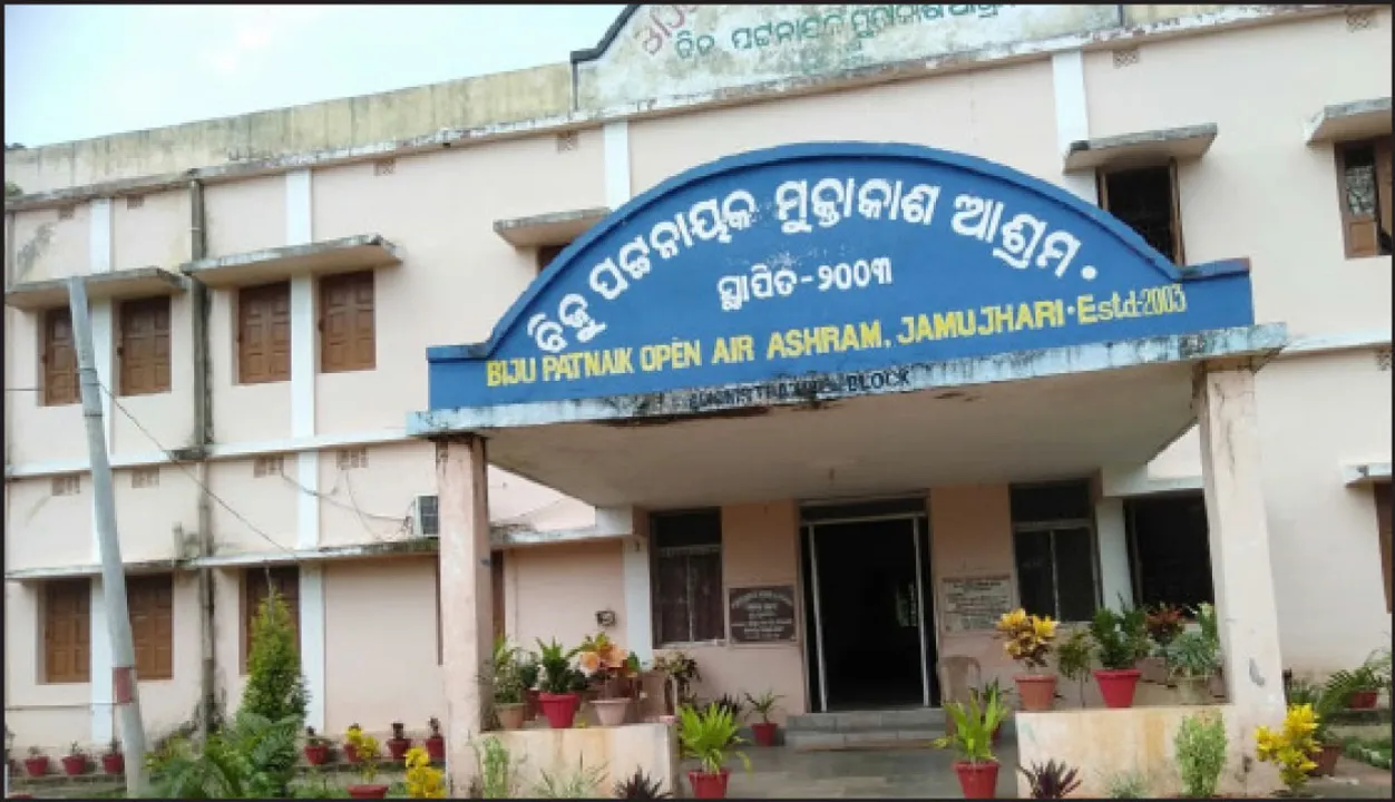  ମୁକ୍ତାକାଶ ଆଶ୍ରମ ଅଡ଼ୁଆ ସଜାଡ଼ିବାକୁ ଜେଲ୍‌ ଡିଜିଙ୍କ ପ୍ରୟାସ: ଅଧୀକ୍ଷକଙ୍କୁ ହଟାଇବାକୁ ସୁପାରିସ