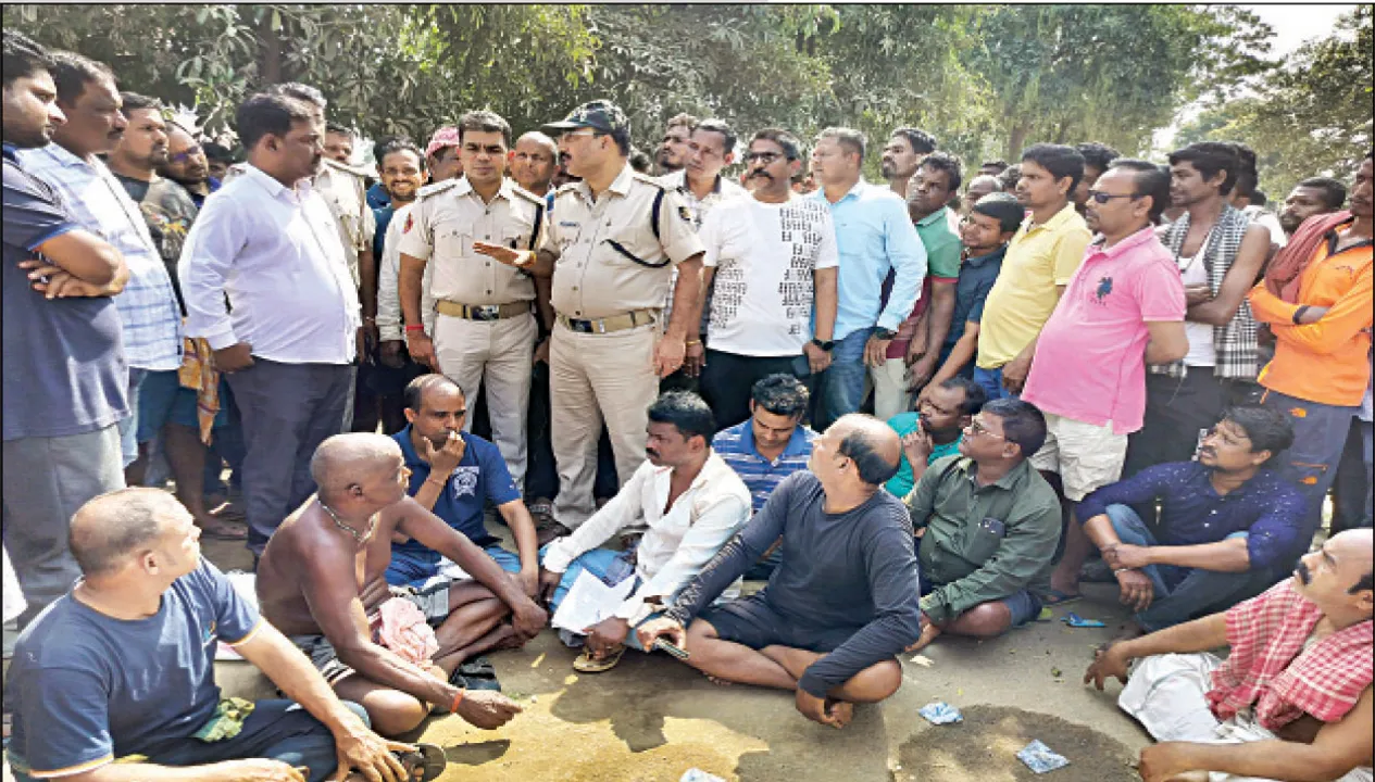  ବରିଷ୍ଠ ନାଗରିକଙ୍କୁ ହାଇୱା ଦଳିଦେଲା: ୬ ଘଣ୍ଟା ରାସ୍ତା ଅବରୋଧ, ୧୦ ଦିନରେ ଚାଲିଗଲାଣି ୨ ଜୀବନ