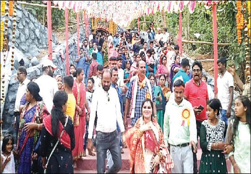  ଜାମୁକୋଣ ପାହାଡ଼ରେ ଭବ୍ୟ ବୈଷ୍ଣୋ ଦେବୀ ମନ୍ଦିର: ରାଜରାଜେଶ୍ବରୀ ବେଶରେ ଦର୍ଶନ ଦେଲେ ମା’