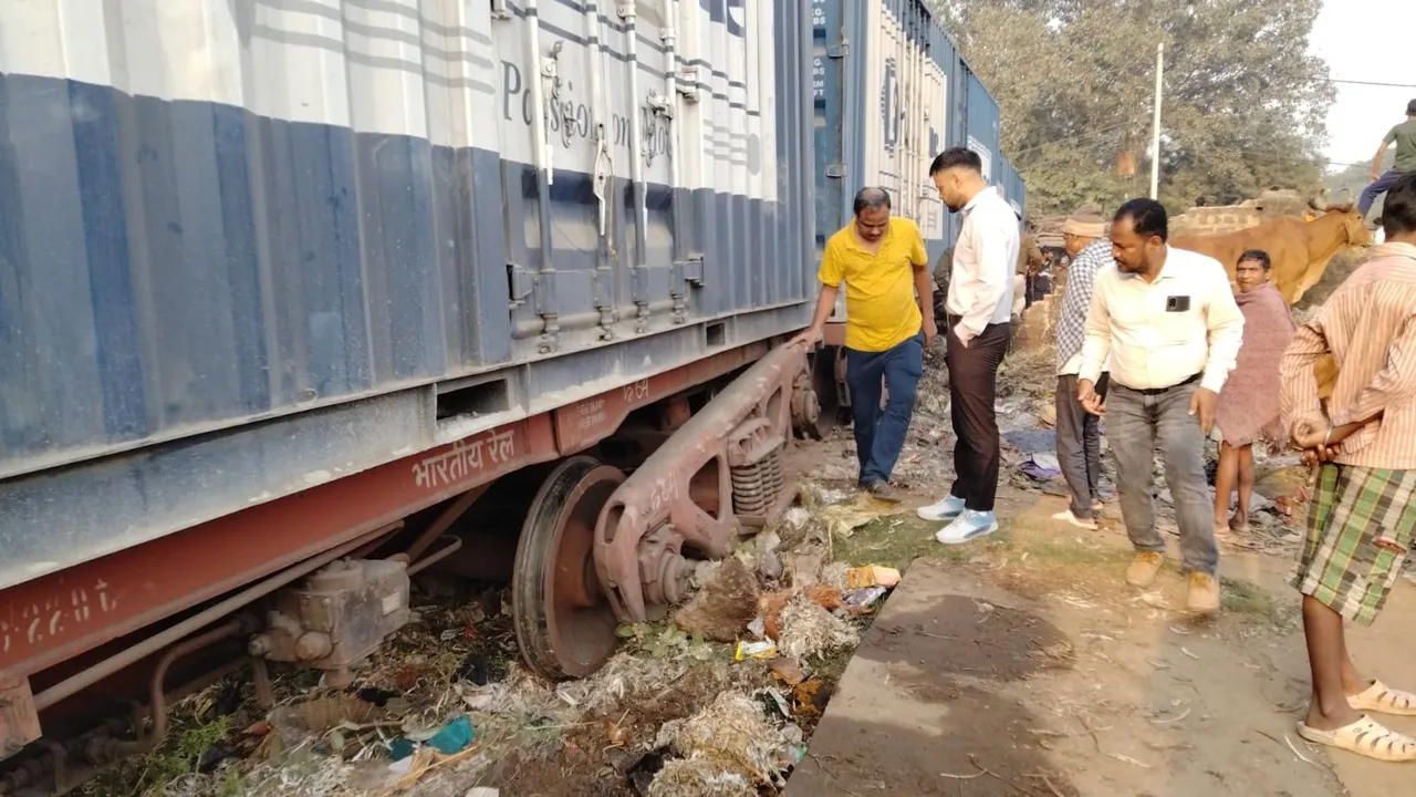  ଟ୍ରେନ୍ ଦୁର୍ଘଟଣା: କାନ୍ଥ ଭାଙ୍ଗି ବସ୍ତି ଭିତରକୁ ପଶିଗଲା ମାଲଗାଡ଼ି