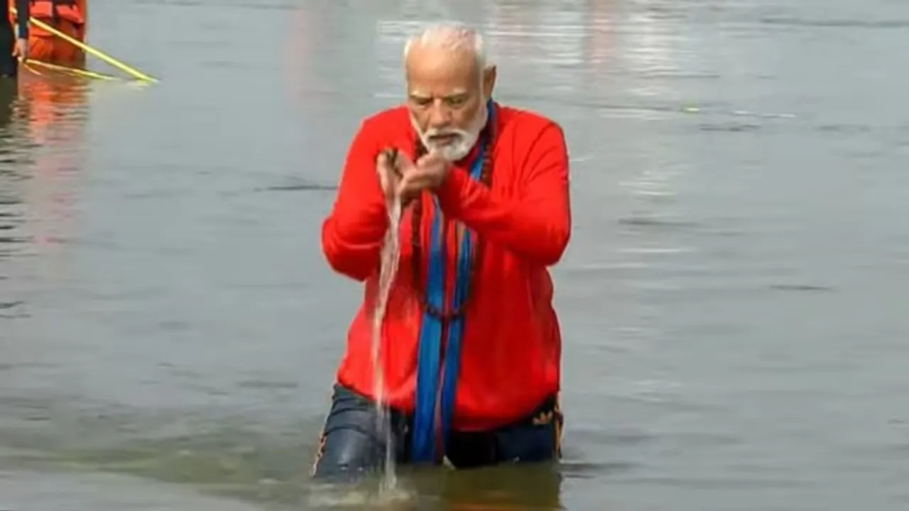  ମହାକୁମ୍ଭରେ ବୁଡ଼ ପକାଇଲେ ମୋଦୀ; ରୁଦ୍ରାକ୍ଷ ଧରି ଜପିଲେ ମନ୍ତ୍ର
