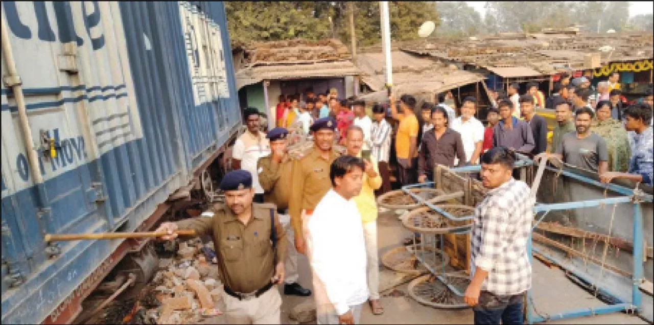  ରେଳସାଇଡିଂରେ ଦୁର୍ଘଟଣା: ବସ୍ତିକୁ ମାଡ଼ିଗଲା ମାଲ୍‌ଗାଡ଼ି, ବର୍ତ୍ତିଲେ ବସ୍ତିବାସିନ୍ଦା ଓ ଦୋକାନୀ