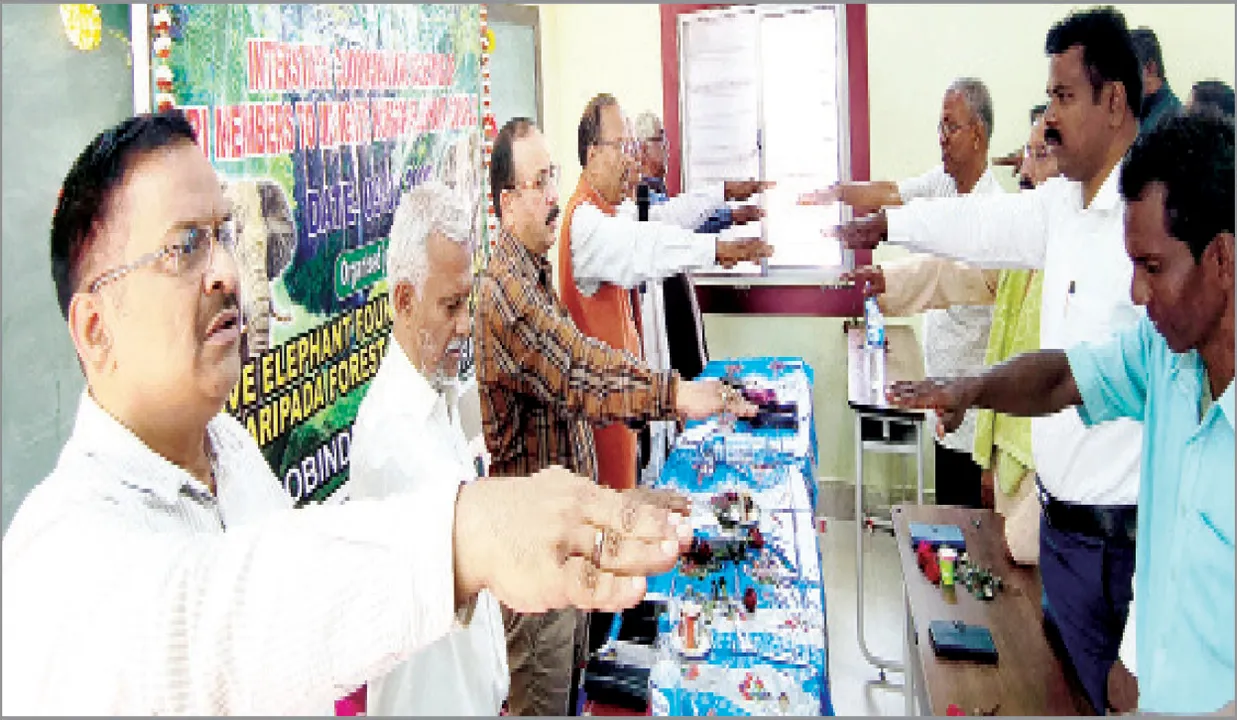  ହାତୀ-ମଣିଷ ଲଢ଼େଇକୁ ନେଇ ଅନ୍ତଃରାଜ୍ୟ ଆଲୋଚନା: ବନ୍ଧୁତ୍ବପୂର୍ଣ୍ଣ ସମ୍ପର୍କ ସ୍ଥାପନ ପାଇଁ ଶପଥ ନେଲେ