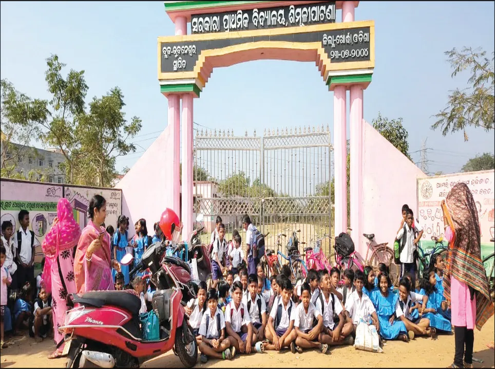  ଚାବି ରଖି ପ୍ରଧାନଶିକ୍ଷୟିତ୍ରୀ ଆସିଲେନି: ଗେଟ୍‌ ବାହାରେ ଛାତ୍ରଛାତ୍ରୀ, ଅସନ୍ତୁଷ୍ଟ ଅଭିଭାବକ