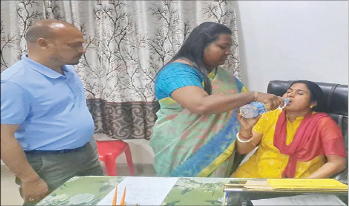  ଷଢ଼େଇକଳାରେ ଓଡ଼ିଆ ପ୍ରଧାନଶିକ୍ଷୟିତ୍ରୀଙ୍କୁ ନିର୍ଯାତନା: ଶିକ୍ଷାଧିକାରୀଙ୍କ ଧମକରେ ବେହୋସ୍‌ ହୋଇପଡ଼ିଲେ