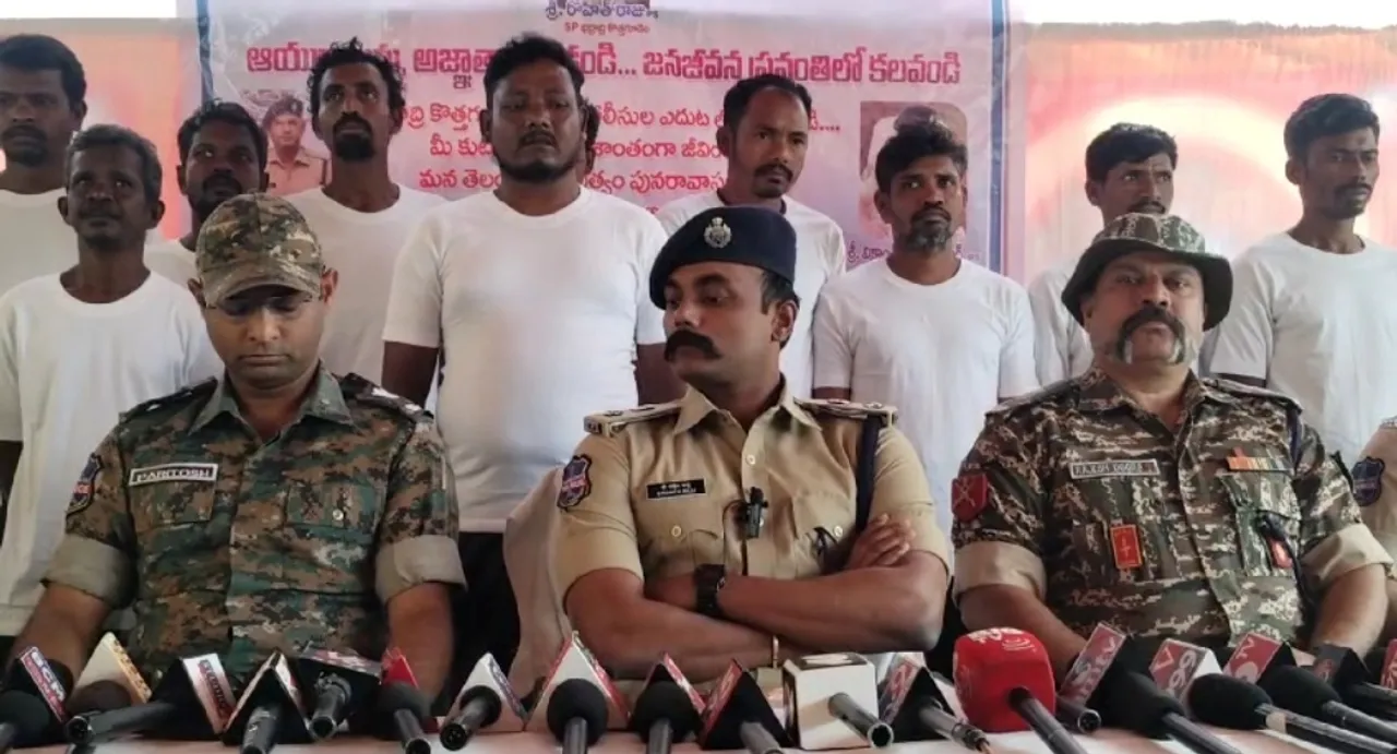  19 naxal surrender Photograph: (Sambad ) 