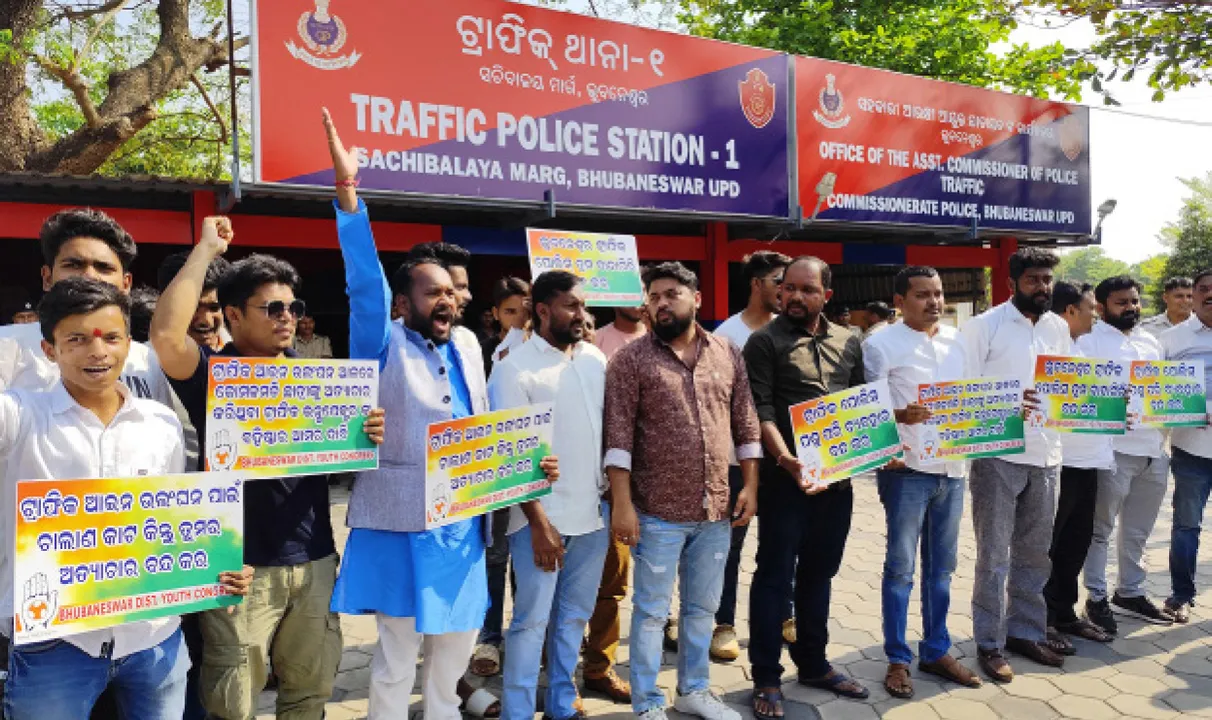  ଜରିମାନା ପାଇଁ କୁନି ଝିଅକୁ କାର୍‌ରେ ବନ୍ଦୀ ମାମଲା: ବଦଳିଲେ ଟ୍ରାଫିକ୍‌ ଇନ୍‌ସ୍ପେକ୍ଟର୍‌ ଟୁଡୁ