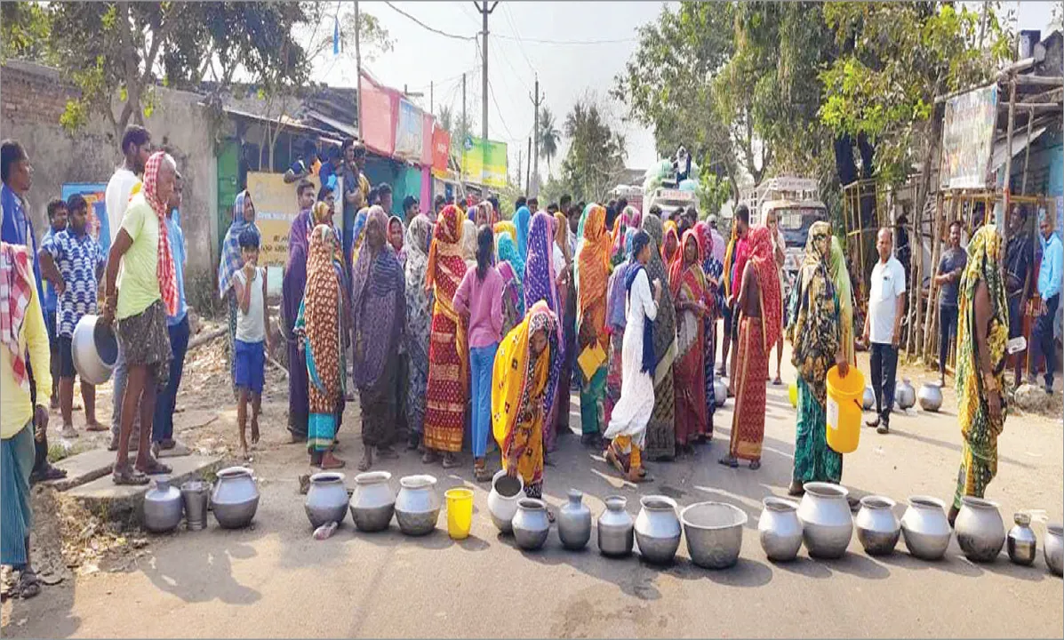  ଗ୍ରୀଷ୍ମ ଆଗରୁ ଜଳ ସଂକଟ: ପାଣି ପାଇଁ ୫ ଘଣ୍ଟା ରାସ୍ତାରୋକ