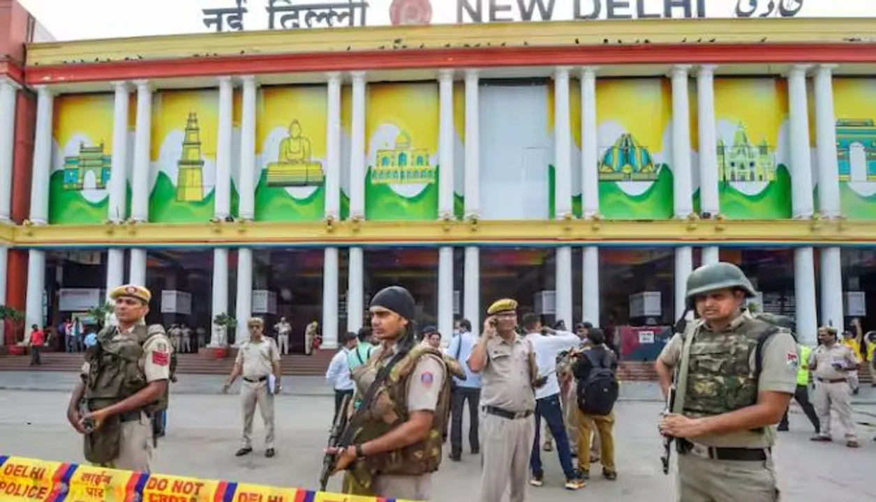  ନୂଆଦିଲ୍ଲୀ ଷ୍ଟେସନରେ ପ୍ରବଳ ଭିଡ଼,  ଅଚେତ ହେଲେ ୪ ମହିଳା