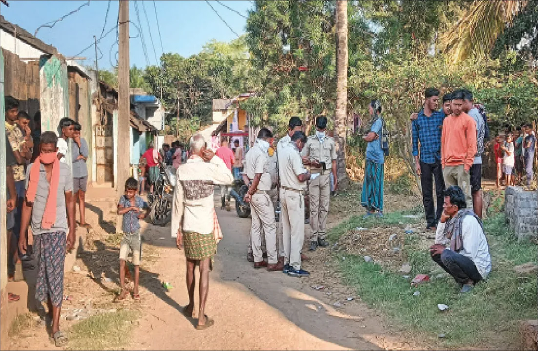  ବାପା, ଝିଅ ଓ ନାତିଙ୍କ ଝୁଲନ୍ତା ଶବ ଉଦ୍ଧାର: ଶବ ସହ ରହୁଥିଲେ ବୃଦ୍ଧା ମା’, ଦୁର୍ଗନ୍ଧ ଓ ମାଛି ଭଣଭଣ ହେବାରୁ ଜଣାପଡ଼ିଲା