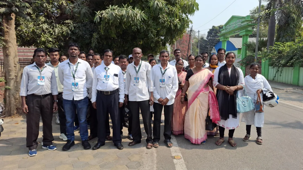  ବିସ୍ଥାପିତଙ୍କ କ୍ଷୋଭ ସରକାର: କେବେ ଶୁଣିବ ଆମ ଦୁଃଖ ? ଏଡିଏମ୍‌ଙ୍କୁ ଭେଟିଲେ ୭୦ ମୌଜା ବିସ୍ଥାପିତ ପରିବାର