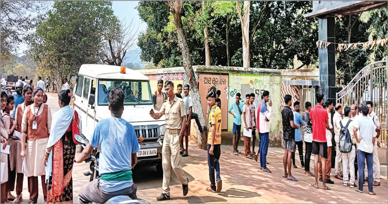  ଢେଙ୍କାନାଳ ଗେଙ୍ଗୁଟିଆ ହାଇସ୍କୁଲ କେନ୍ଦ୍ରରେ ଉତ୍ତେଜନା: ୨୦ ମିନିଟ୍‌ ହରାଇଲେ ପରୀକ୍ଷାର୍ଥୀ