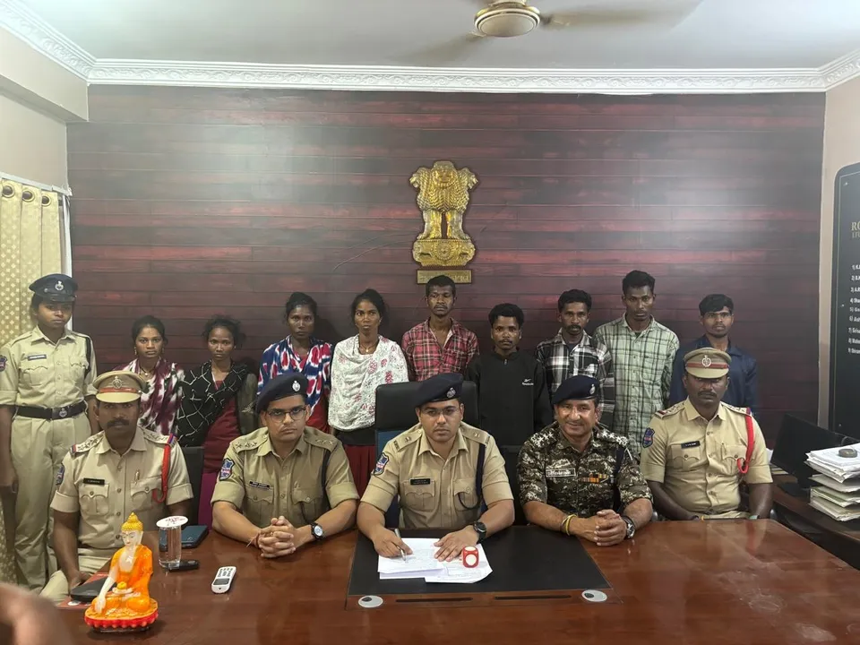  naxal surrender Photograph: (Sambad ) 
