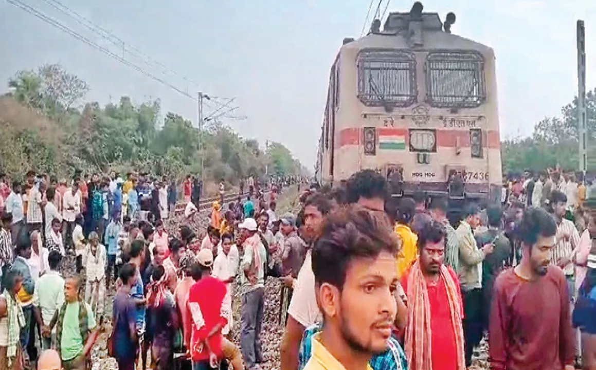  ନ୍ୟୁ ଜଲପାଇଗୁଡ଼ି ଏକ୍ସପ୍ରେସ୍‌ରେ ଅଘଟଣ: ଖସିପଡ଼ିଲା ଟ୍ରେନ୍‌ର ବ୍ୟାଟେରି ମୋଟର, ସାଢ଼େ ୩ ଘଣ୍ଟା ରେଳ ଚଳାଚଳ ବାଧାପ୍ରାପ୍ତ