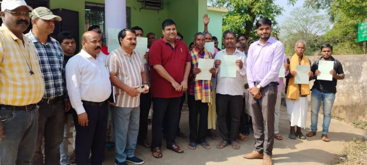  District Collector distributed private forest land  Photograph: (sambad.in) 