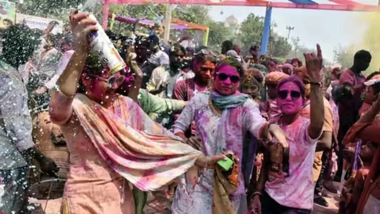  ପାକିସ୍ତାନରେ ହୋଲି ପର୍ବ ପାଳନ ସମୟରେ ଲୋକଙ୍କୁ କୌଣସି ପ୍ରକା୍ର ବାଧା ଦିଆଯାଏ ନାହିଁ; ହିନ୍ଦୁ ନାଗରିକ