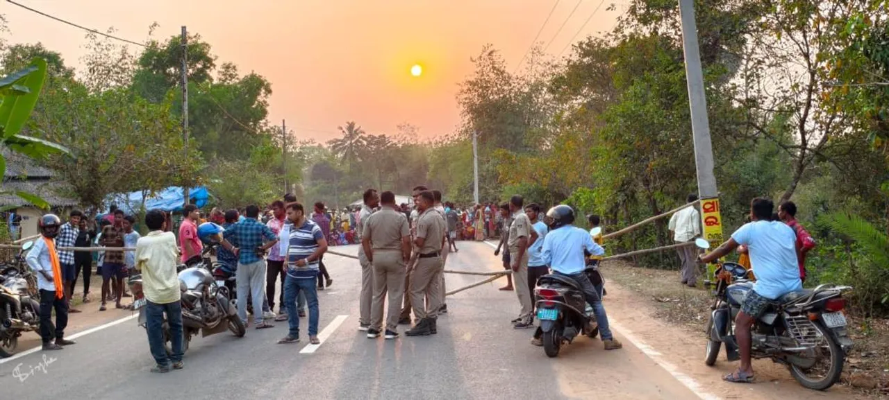  Villagers block roads demanding construction of humps at accident-prone areas Photograph: (sambad.in) 