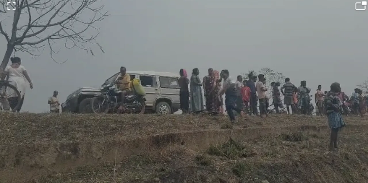  ରାସ୍ତା କଡ଼ରେ ଓଲଟିଲା ସ୍କୁଲ୍‌ ଭ୍ୟାନ୍‌; ୮ ଶିଶୁ ଆହତ