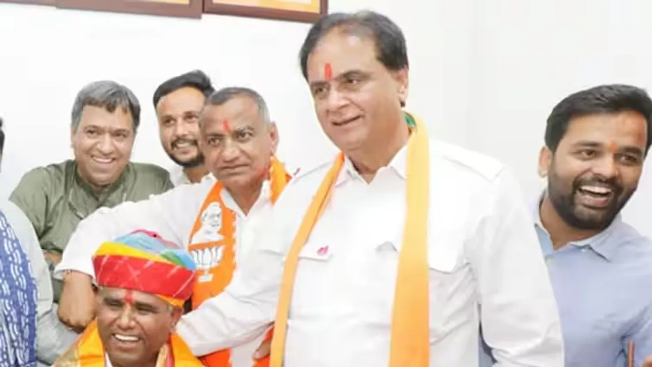  ଆଜ୍ଞା, ଏତେ ନଇଁପାରିବିନି, ଟିକେ ଲମ୍ବା ମାଇକ ଦିଅନ୍ତୁ: ବିଜେପି ବିଧାୟକ