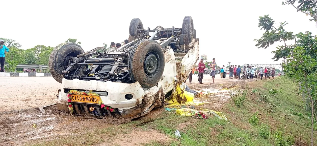  ଓଲଟିଲା ରଙ୍ଗ ବୋଝେଇ ପିକ୍‌ଅପ୍‌ ଭ୍ୟାନ୍‌; ଅଳ୍ପକେ ବର୍ତ୍ତିଲେ ଚାଳକ-ଖଲାସି