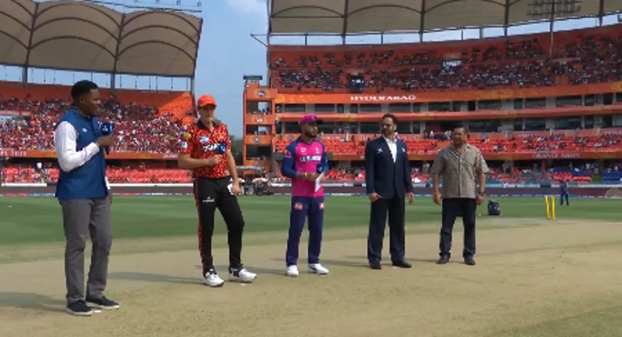  RR won the toss: decided to bowl Photograph: (sambad.in) 