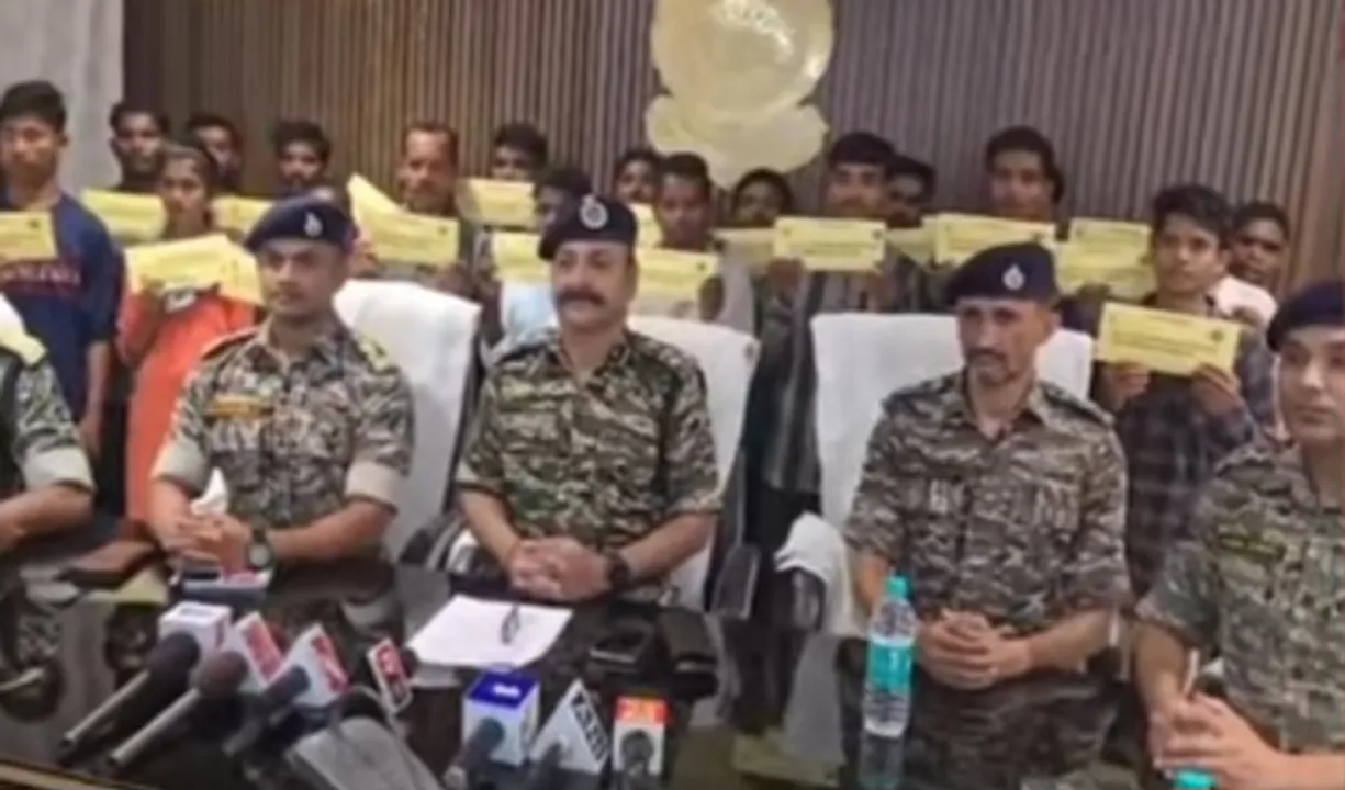  22 naxal surrendeer Photograph: (sambad.in) 