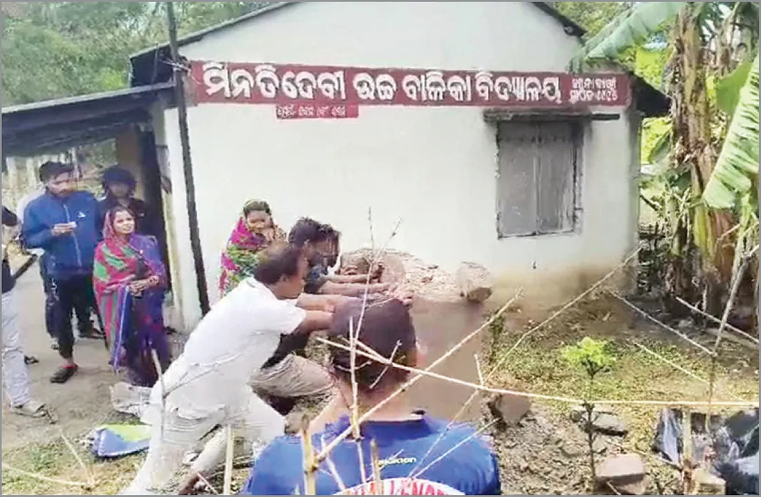  ସରପଞ୍ଚ, ସମିତି ସଭ୍ୟଙ୍କ ନାଁ ନଥିବାରୁ ଫଳକ ଭାଙ୍ଗିଦେଲେ