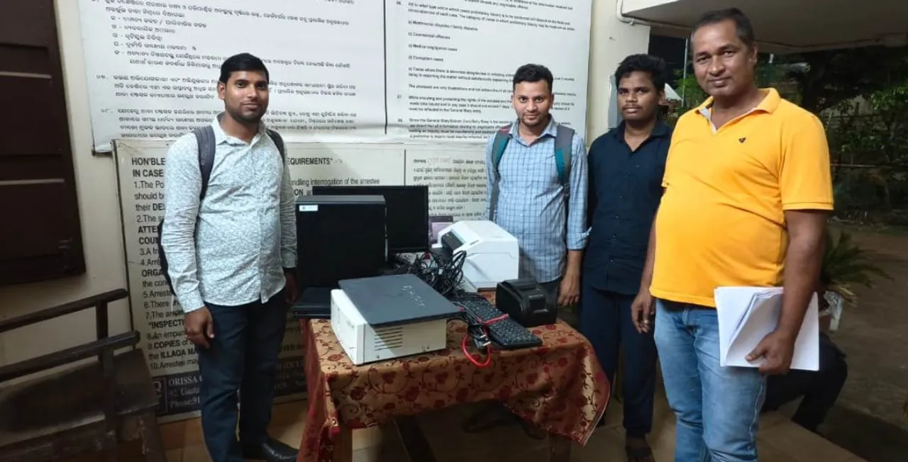  Bank employee thanks police for returning stolen items Photograph: (sambad.in) 