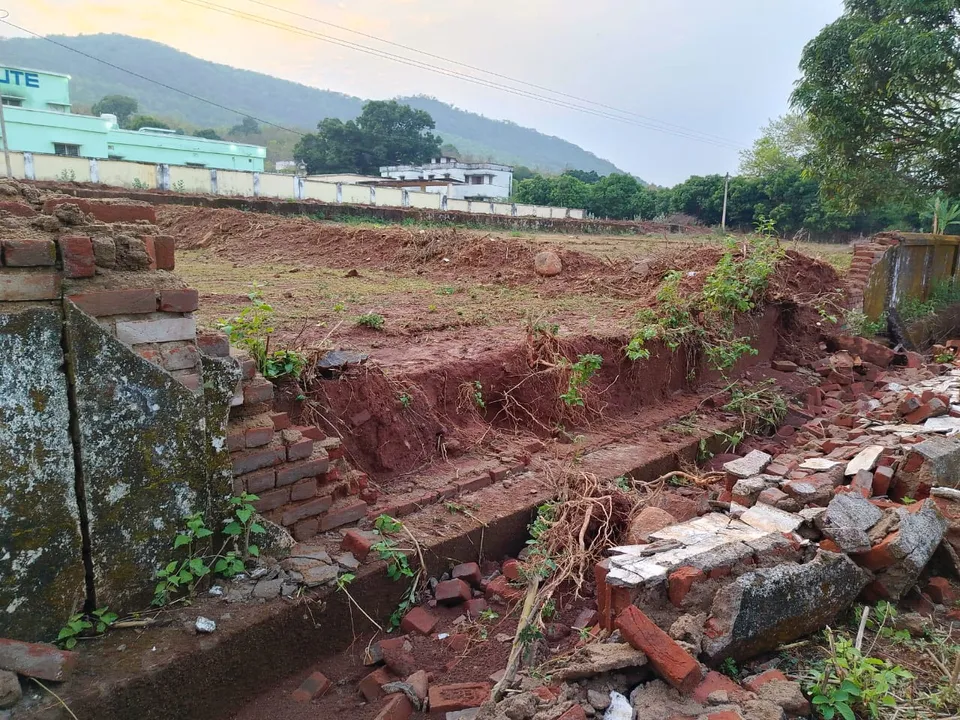  ପାଚେରୀ ଭୁଶୁଡ଼ିଲା, ନିମ୍ନମାନର କାର୍ଯ୍ୟ ଅଭିଯୋଗ