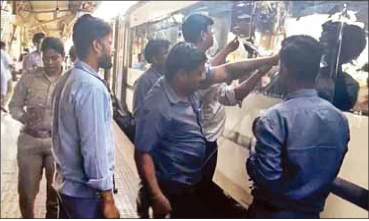  ‘ବନ୍ଦେ ଭାରତ’କୁ ପଥରମାଡ଼: ବଗି କାଚ ଭାଙ୍ଗିଲା, ଯାତ୍ରୀ ଆତଙ୍କିତ