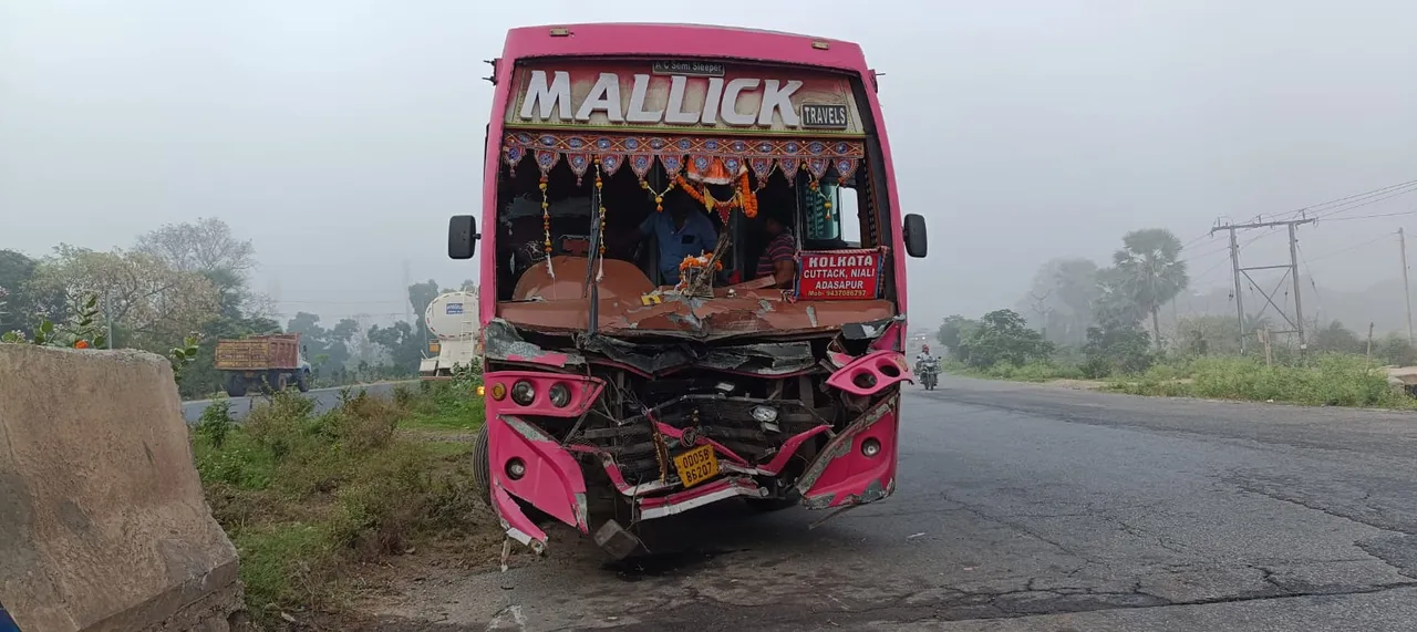  ଖନ୍ତାପଡ଼ାରେ ଯାତ୍ରୀବାହୀ ବସ୍ ଦୁର୍ଘଟଣାଗ୍ରସ୍ତ, ଅଳ୍ପକେ ବର୍ତ୍ତିଲେ ଯାତ୍ରୀ
