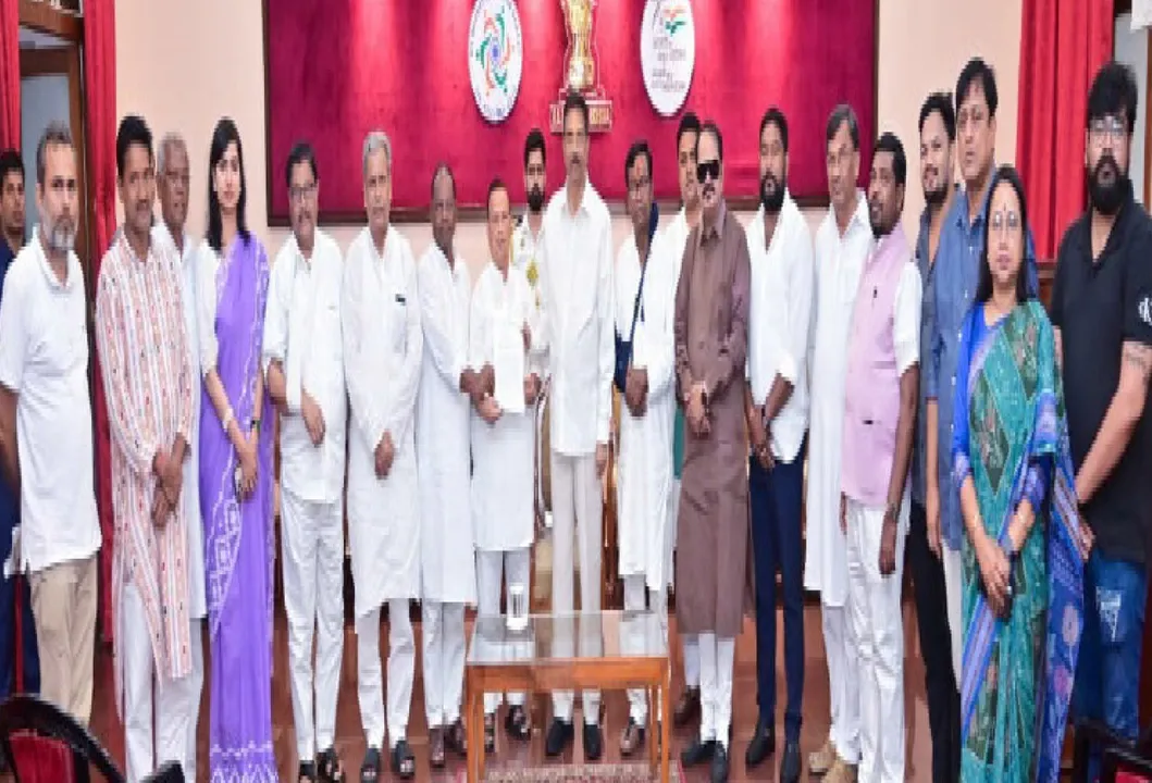  ରାଜ୍ୟପାଳଙ୍କୁ ଫେରାଦ ହେଲା କଂଗ୍ରେସ: ଗୃହ କମିଟି ଗଠନ ପାଇଁ ସରକାରଙ୍କୁ ନିର୍ଦ୍ଦେଶ ଦିଅନ୍ତୁ ରାଜ୍ୟପାଳ