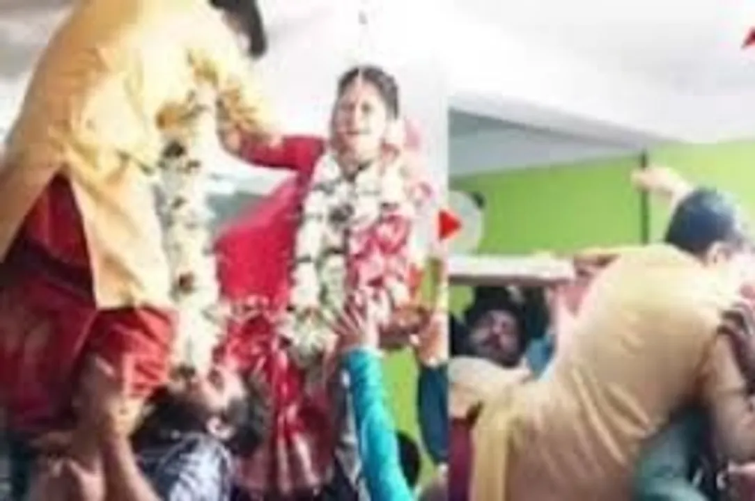  ଥଟ୍ଟାମଜା ମହଙ୍ଗା ପଡ଼ିଲା; ବରମାଳା ସମୟରେ ଖସି ପଡ଼ିଲେ ବର-ବଧୂ