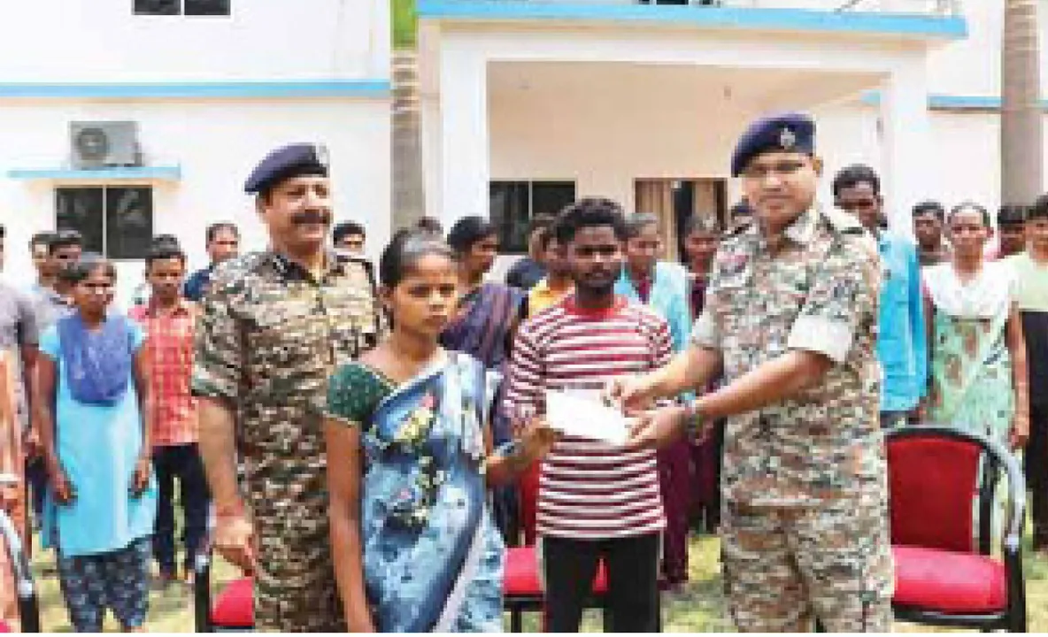  ମୁଖ୍ୟସ୍ରୋତକୁ ଫେରିଲେ ୫୦ ନକ୍ସଲ: ସଂଗଠନକୁ ବଡ଼ ଝଟ୍‌କା, ମୁଣ୍ଡ ପାଇଁ ଥିଲା ୬୮ଲକ୍ଷର ପୁରସ୍କାର