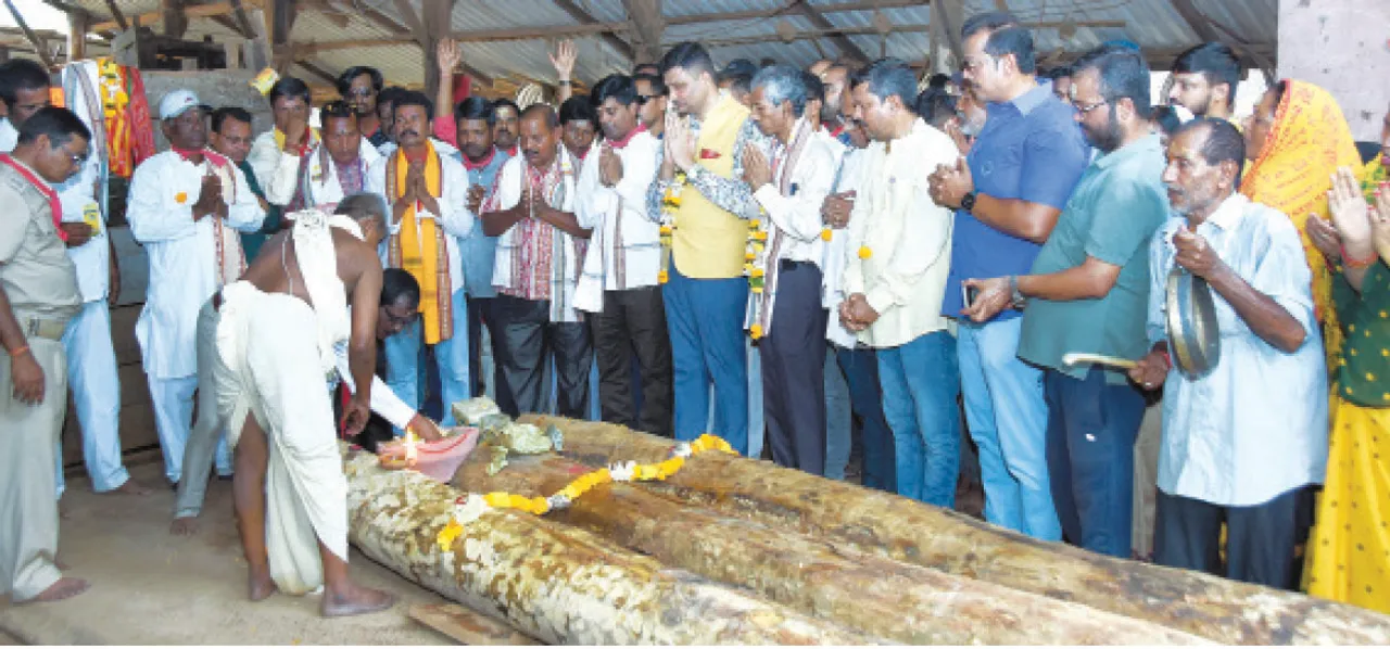  ପୁରୀ ରଥଯାତ୍ରା ପାଇଁ କାଠ ଚିରୋଟ ଅନୁକୂଳ: ମହାପ୍ରଭୁଙ୍କ ଆଜ୍ଞାମାଳ ଧରି ପହଞ୍ଚିଲେ ଶ୍ରୀମନ୍ଦିର ମୁଖ୍ୟ ପ୍ରଶାସକ