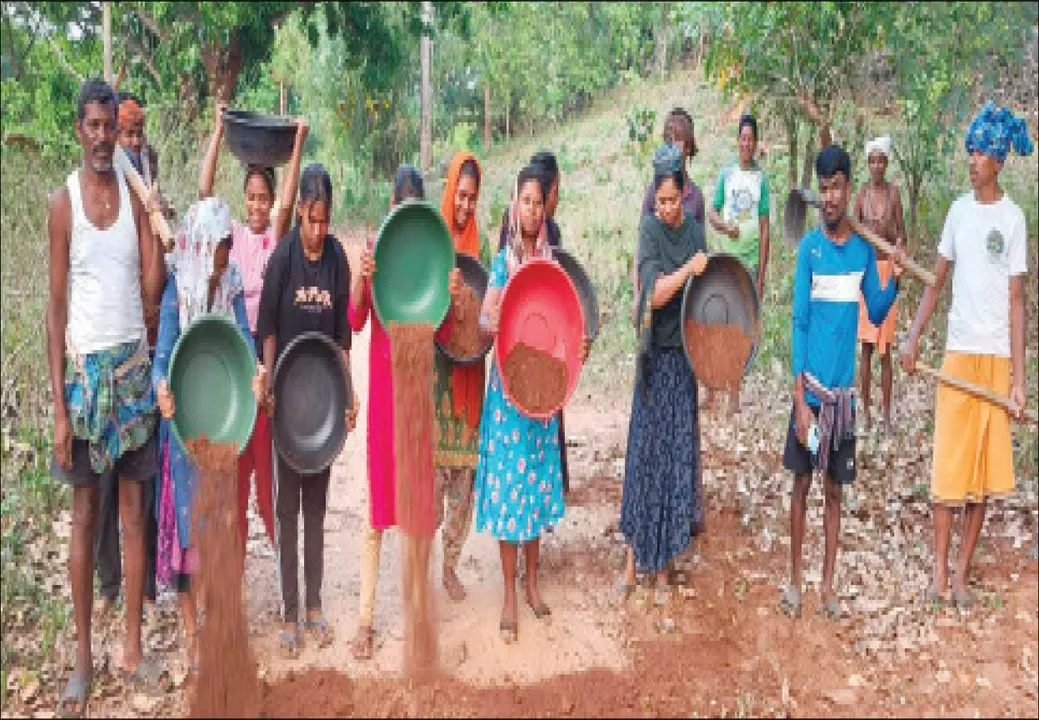  ଆଦିବାସୀ ଅଞ୍ଚଳରେ ବିକାଶର ନଗ୍ନ ଚିତ୍ର: ବିବାହ ପାଇଁ ଗାଁକୁ ରାସ୍ତା ତିଆରି କଲେ ଯୁବକ