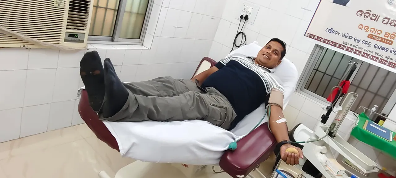  Police SI Sameer Kumar Behera donates blood  Photograph: (sambad.in) 